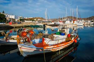 fiske båtar i hamn av naousa. paros lsland, grekland foto