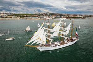 lång fartyg segling i tagus flod. Lissabon, portugal foto