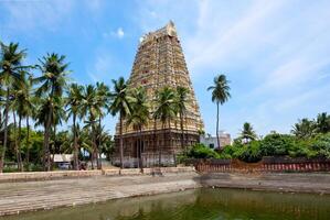 gopura torn och tempel tank av herre bhakthavatsaleswarar tempel foto