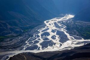 sammanflöde av stift och spiti floder i Himalaya foto