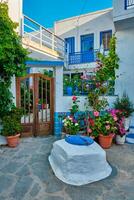 grekisk by typisk se med vitkalkade hus och trappa. plaka stad, milos ö, grekland foto
