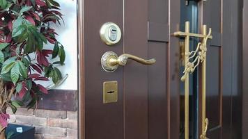dörrhandtag, dörrlås. ingången metall pansardörr är halvöppen till huset. öppna dörren. välkommen integritetskoncept. modern inredning. foto