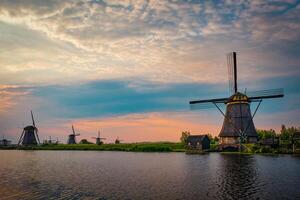 väderkvarnar på kinderdijk i holland. nederländerna foto