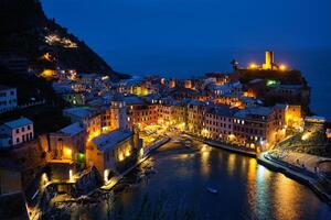 vernazza by upplyst i de natt, cinque terre, liguria, Italien foto