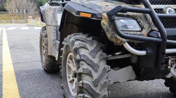 ukraina, bukovel - 20 november 2019. foto av en kamouflagegrön suv. en serie bilder från olika vinklar. fyrhjulig terrängfordon, cykel. bergsutflykter för turister.