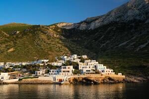 kamares stad med traditionell vit hus på sifnos ö på solnedgång. grekland foto