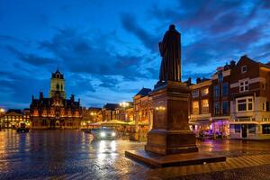 delft marknadsföra fyrkant markt i de kväll. delft, nederländerna foto