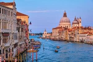 panorama av Venedig stor kanal och santa maria della honnör kyrka på solnedgång foto