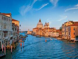 panorama av Venedig stor kanal och santa maria della honnör kyrka på solnedgång foto