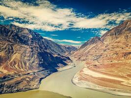 sammanflöde av indus och zanskar floder, Indien foto