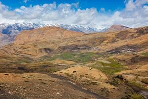 komisk by i Himalaya foto