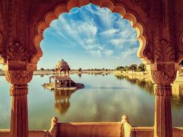 indisk landmärke gadi sagar i rajasthan foto