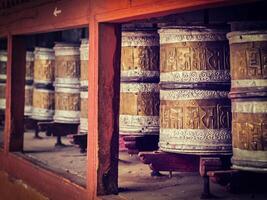buddist bön hjul i hemis monster. ladakh, Indien foto
