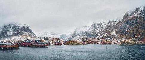 en by på lofoten öar, Norge. panorama foto