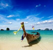 lång svansbåt på stranden, Thailand foto