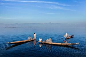 traditionell burmesiska fiskare på inle sjö, myanmar foto