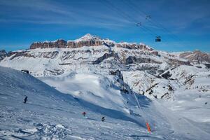 åka skidor tillflykt i dolomiterna, Italien foto