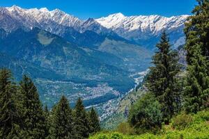 vår i kullu dal i himalaya berg. himachal Pradesh, Indien foto