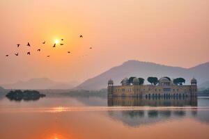 lugn morgon- på jal mahal vatten palats på soluppgång i jaipur. rajasthan, Indien foto