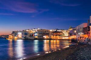 solnedgång i mykonos, Grekland, med kryssning fartyg och yachter i de hamn foto