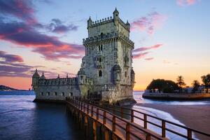 belem torn på de Bank av de tagus flod i skymning efter solnedgång. Lissabon, portugal foto