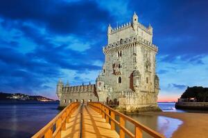 belem torn på de Bank av de tagus flod i skymning. Lissabon, portugal foto