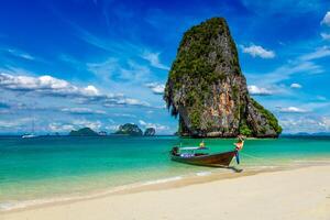 lång svansbåt på stranden, Thailand foto