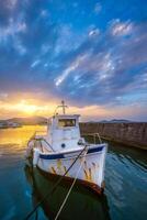 gammal fiske båt i hamn av naousa på solnedgång. paros lsland, grekland foto