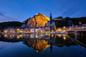 natt se av dinant stad, belgien foto