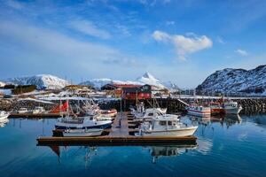 fiske båtar och yachter på pir i Norge foto