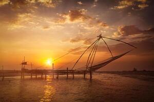 kinesisk fisknät på solnedgång. kochi, Kerala, Indien foto