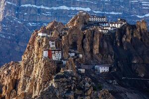 dhankar kloster uppflugen på en klippa i himalaya, Indien foto