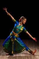 vacker flicka dansare av indisk klassisk dans bharatanatyam foto