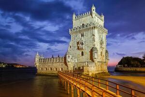 belem torn på de Bank av de tagus flod i skymning. Lissabon, portugal foto