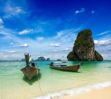 lång svans båtar på strand, thailand foto