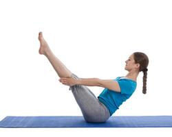 yoga ung skön kvinna håller på med yoga asana övning isolerat foto