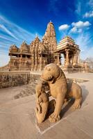 kung och lejon bekämpa staty och kandariya mahadev tempel foto