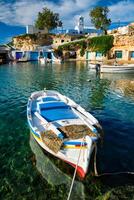 fiske båt i hamn i fiske by av mandrakia, milos ö, grekland foto