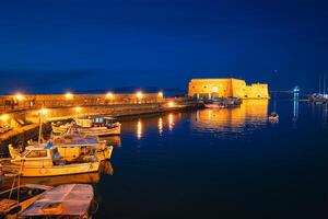 venetian fort i heraklion och förtöjd fiske båtar, crete ö, grekland foto