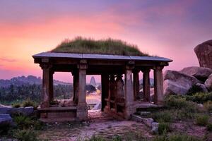 gammal ruiner av hampi på solnedgång. Indien foto