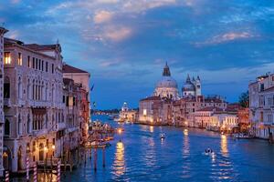 se av Venedig stor kanal och santa maria della honnör kyrka i de kväll foto