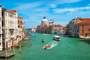 se av Venedig stor kanal och santa maria della honnör kyrka på solnedgång foto