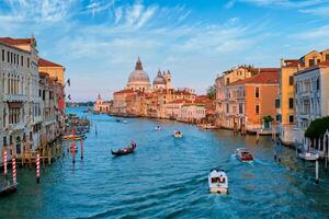 se av Venedig stor kanal och santa maria della honnör kyrka på solnedgång foto