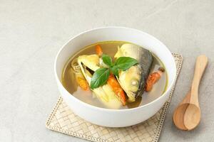 pindang serani, fisk soppa med sur och kryddad salt kryddor. indonesiska mat foto