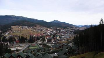 färgglada höstlandskap i en bergsby. dimmig morgon i Karpaterna. ukraina, europa. vackra kullar och hus. skönhetens värld. bergsutsikt på hösten. vackert naturlandskap. foto