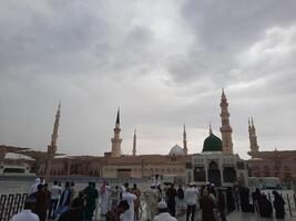 madinah, saudi Arabien, 29 Mars 2024 - skön dagtid utomhus- se av profetens moské madinah i mörk moln och regn. foto