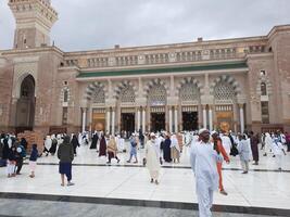 madinah, saudi Arabien, 29 Mars 2024 - skön dagtid utomhus- se av profetens moské madinah i mörk moln och regn. foto