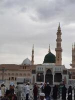 madinah, saudi Arabien, 29 Mars 2024 - skön dagtid utomhus- se av profetens moské madinah i mörk moln och regn. foto