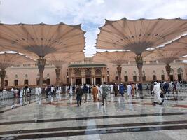 madinah, saudi Arabien, 29 Mars 2024 - skön dagtid utomhus- se av profetens moské madinah i mörk moln och regn. foto