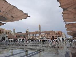 madinah, saudi Arabien, 29 Mars 2024 - skön dagtid utomhus- se av profetens moské madinah i mörk moln och regn. foto